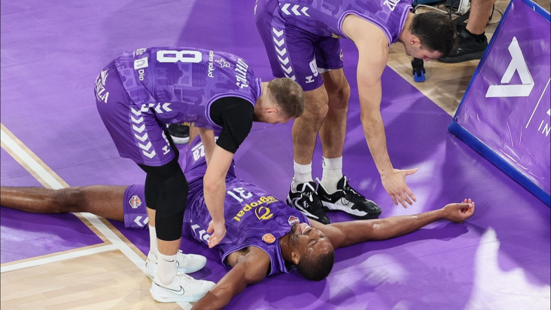 Jakovičam 11 punkti sezonas pirmajā izslēgšanas spēlē