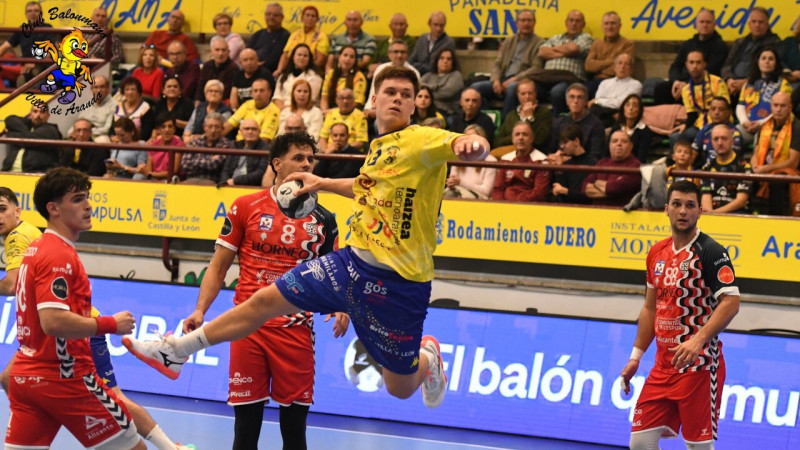 Rogonovs pēc sarkanās kartītes atgūstas ar labu precizitāti un uzvaru