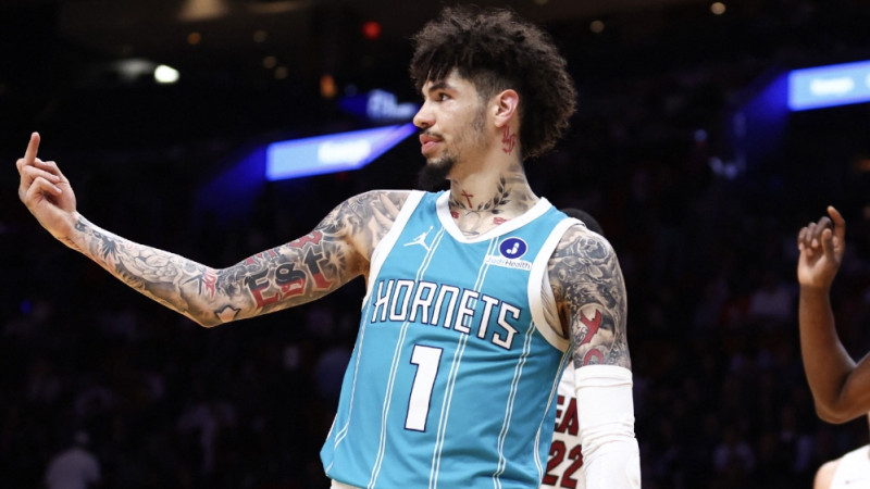 NBA spēlētājs par vidējo pirkstu saņem naudas sodu auto vērtībā