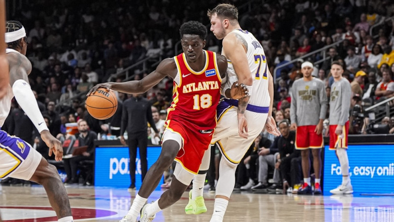 ''Hawks'' bez Porziņģa un citiem līderiem negaidīti satriec ''Lakers'' uzvaru sēriju