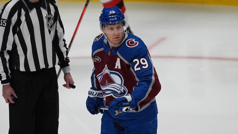 "Avalanche" centrs Makkinons atzīts par NHL aizvadītās nedēļas labāko spēlētāju