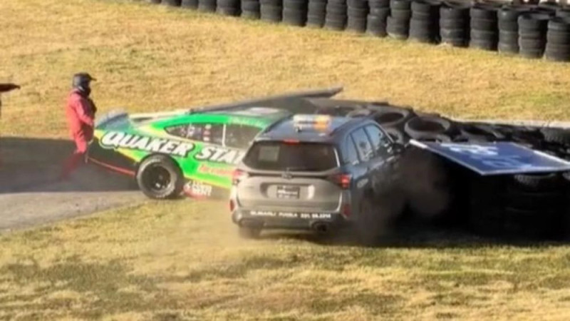 Video: Meksikas NASCAR finālā avarē titula pretendenti un drošības mašīna