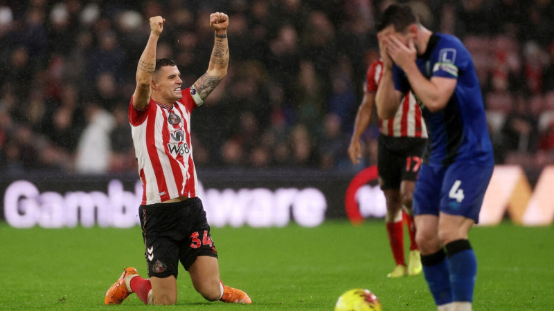 Premjerlīgā divi vārti pirmajās sekundēs, Sanderlenda no 0:2 tiek līdz 3:2, Brentfordai satriecoša galotne