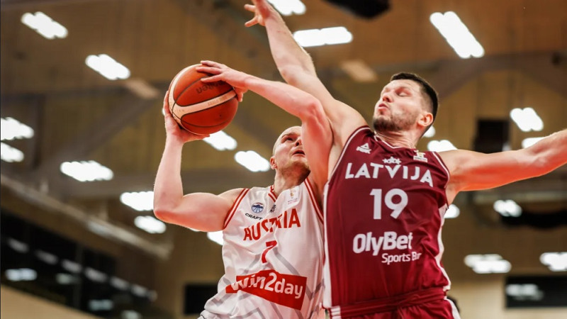 Kapteinis Lomažs un latvieši izsviedrē Austriju tālmetienu pirtī