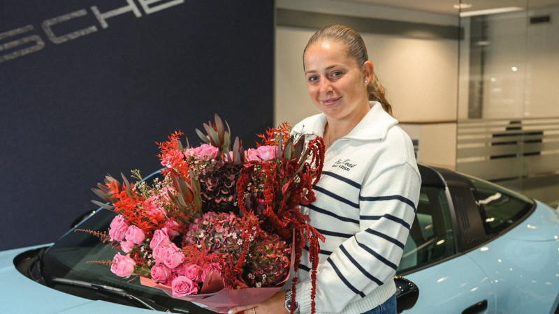 Štutgartes čempione Ostapenko saņem dārgāku auto nekā domāts