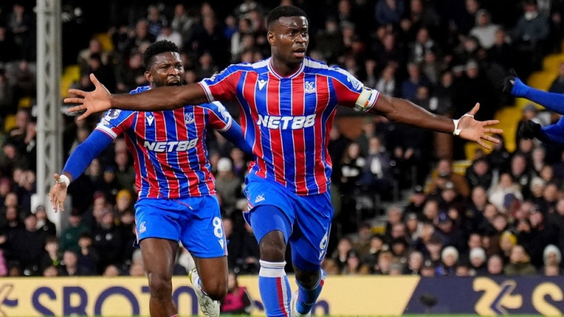 Anglijas izlases centra aizsargs galotnē sarūpē ''Crystal Palace'' uzvaru Londonas derbijā