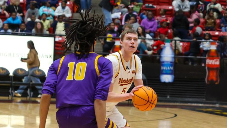 Pamatsastāva uzbrucējam Sondoram 12 punkti NCAA un zaudējumu sērija