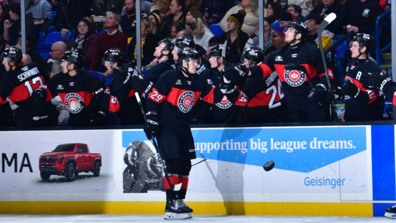 Latviešu duelī Vilmanis gūst astotos vārtus AHL sezonā