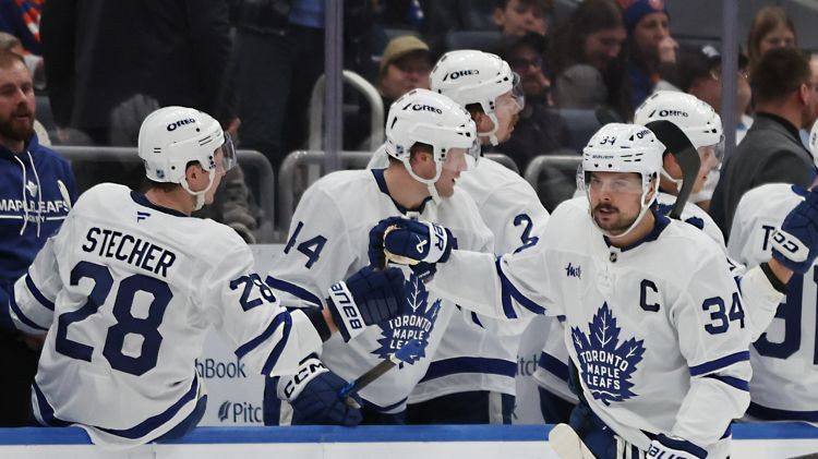 Metjūzs kļūst par "Maple Leafs" vārtu rekordistu, Makinnonam un Bantingam četri punkti
