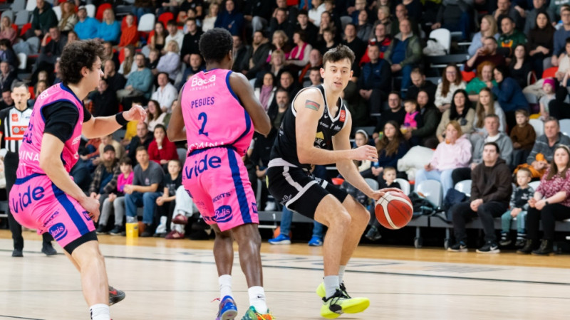 Abas gūst vairāk par simtu: Valmiera savā laukumā nomētā "Zeļļus"