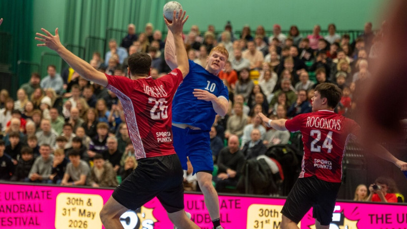 Briti rokasbumbas laukumā latviešiem izrāda cienījamu pretestību