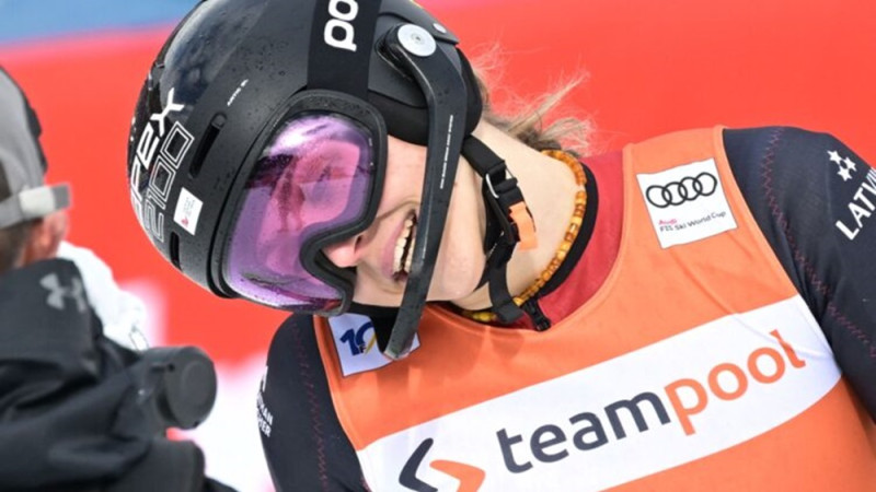 Ģērmane Flahavā piedzīvo sāpīgu kritienu, bet traumu negūst