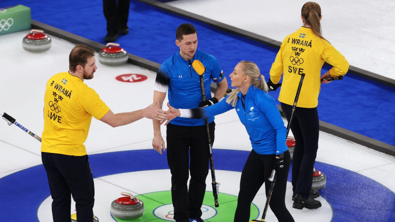 Igauņu pāris olimpiskajā kērlingā uzveic zviedrus