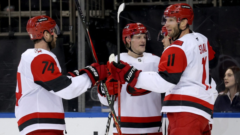 ''Hurricanes'' atstāj sausā ''Rangers'' un pagarina punktu sēriju līdz desmit mačiem