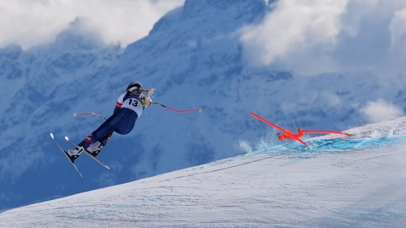 Kalnu slēpošanas leģenda Vona pēc smaga kritiena trasi pamet helikopterā