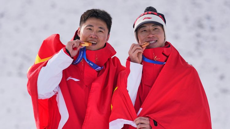 Divkārtējais pasaules čempions samierinās ar sudrabu, frīstaila akrobātikā saimnieko Ķīna