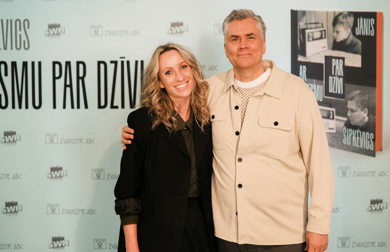 Sirsnīgā gaisotnē Jānis Šipkēvics atver memuārus “Ar dziesmu par dzīvi”