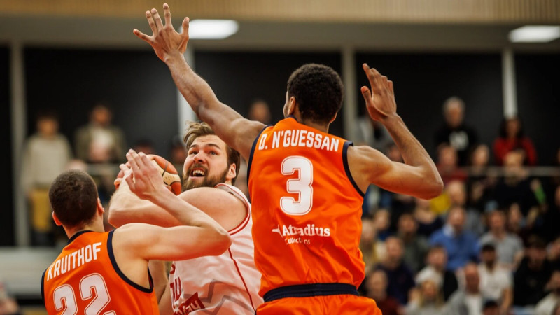 Latvijas grupa: oranžie atsit austriešu atspēlēšanās centienus