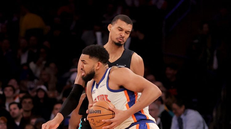 Ņujorkas "Knicks" ar 19 punktu izrāvienu sabradā "Spurs" uzvaru sēriju