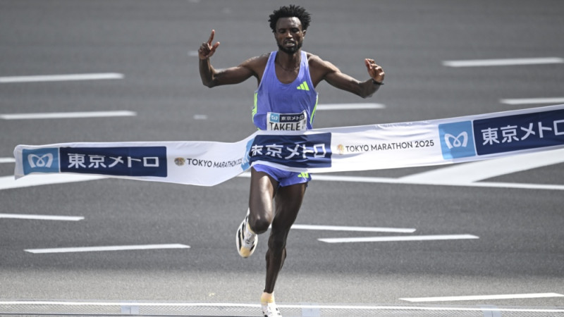 Takele spraigā finišā nosargā Tokijas maratona čempiona titulu