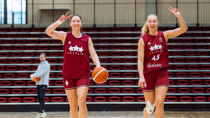 Purvu pumpē agresīvs: Latvijai spēle pasaules lielākajā mākslīgajā salā