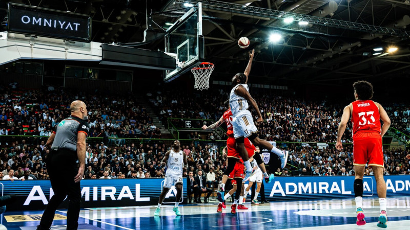 Dubaija ar Dāvi Bertānu ierindā Sarajevā sarauj gabalos Sarkano zvaigzni