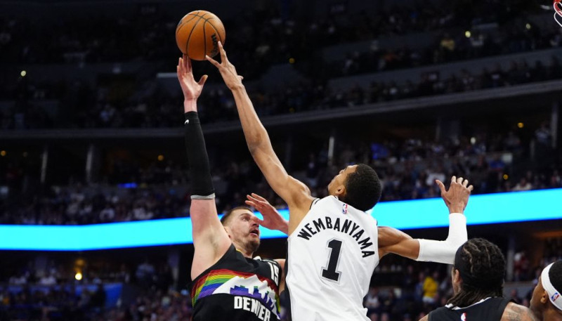 Jokičs un Vembijs sarīko šovu, "Pistons" uzvar Austrumos pirmo reizi kopš 2007. gada