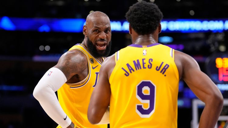Pirmais tēva un dēla duets NBA play-off: Lebrons lepns par spēlēšanu ar Broniju