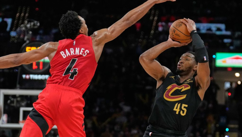 "Cavaliers" atspēlē 10 punktu deficītu un iekļūst otrajā kārtā