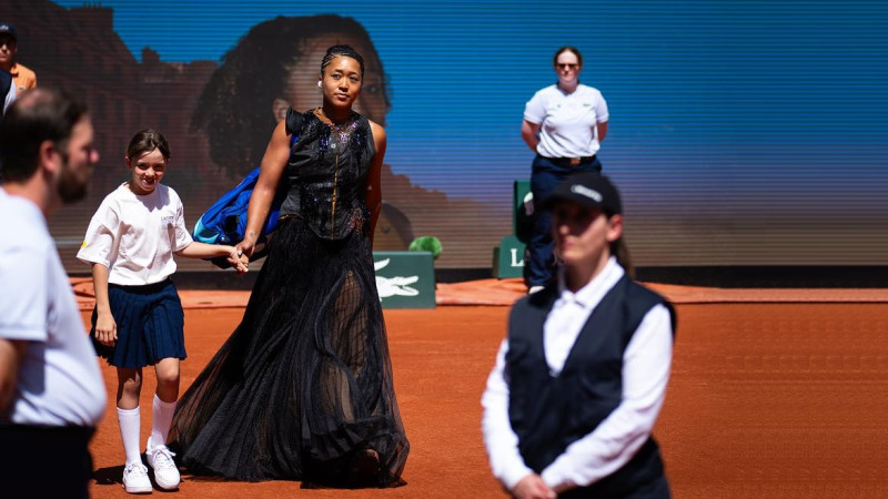 Osaka izpilda solījumu un efektīgi ierodas uz "French Open" spēli