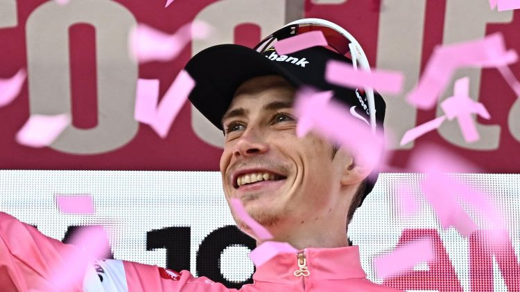 Dānis Vingegors uzvar kalnu finišā un nostiprina vadību "Giro d'Italia"