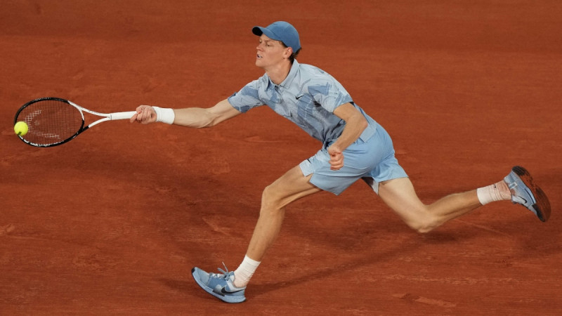 Sinneram 30. uzvara pēc kārtas, sasniedz "French Open" otro kārtu