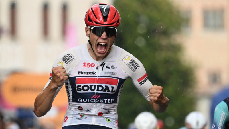 ''Giro d'Italia'' 18. posmā triumfē 22 gadus vecs Francijas riteņbraucējs