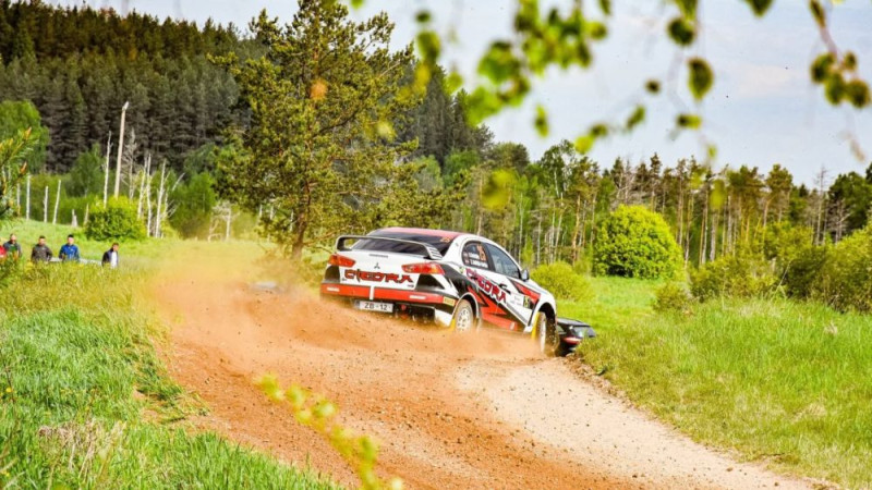 Ar latviešu ekipāžu dalību startēs Žemaitijas rallijs