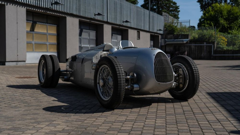 Rīgas ielās izbrauc pirmskara "Grand Prix" sacīkšu spēkrats "Auto Union Type C"