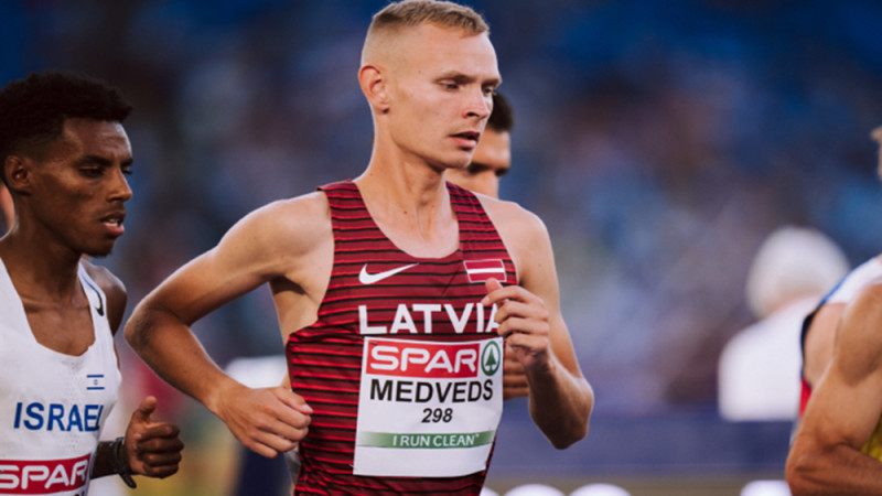 Medveds iespaidīgi labo Latvijas rekordu jūdzē šosejā, pirmā reize zem četrām minūtēm