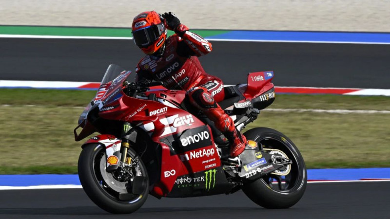 Pēc Bedzeki kritiena pirmajā aplī "MotoGP" posmā Misano triumfē brāļi Markesi